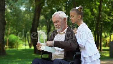坐在轮椅上的祖父向孙女展示军令牌，讲故事